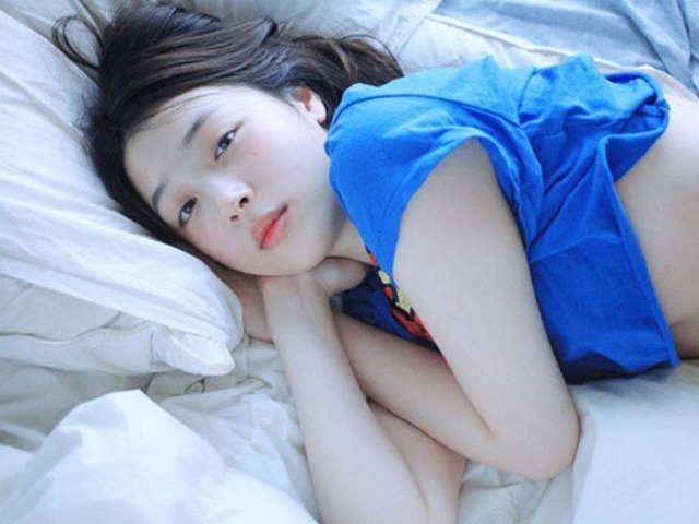 Thích thả vòng 1, thời trang thảm đỏ của ”gái hư” Sulli khác biệt thế nào?