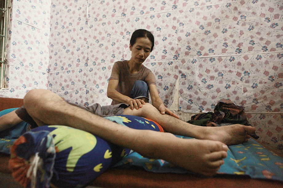 Sau khi điều trị ở Phú Thọ rồi trở lại Yên Bái, tay chân của anh Trung vẫn không cử động được, gần như vô thức. Một năm sau, người đàn ông gây tai nạn đưa anh Trung xuống Hà Nội châm cứu, thời điểm đó chân tay anh Trung cử động được. Từ đó chị Trang bắt đầu chuỗi ngày bám trụ ở Hà Nội chăm chồng.