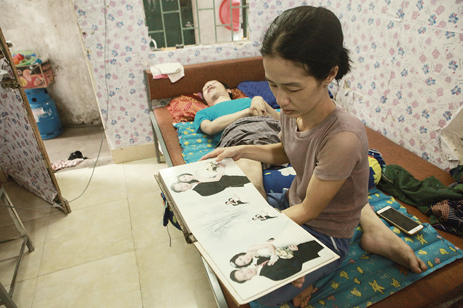 Mới đầu chưa tìm được việc làm, chị Trang đi bán nước vỉa hè nuôi chồng. Hiện tại, chị Trang làm cho một công ty ở Thanh Trì với mức lương hơn 4 triệu đồng/tháng.