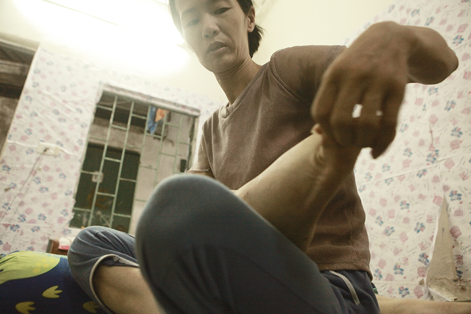 Thời gian dài chăm chồng khiến chị Trang từ một cô gái xinh đẹp giờ chỉ còn tấm thân gầy 35kg. Tấm thân gầy gò, tất bật chăm chồng không chỉ như một người vợ chung thủy mà còn như một người mẹ, người bạn tâm giao…