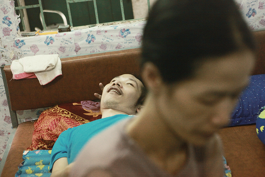 Hoàn cảnh gia đình hai bên cũng khó khăn nên một mình chị vất vả, ngược xuôi nuôi chồng. Mỗi tháng, mẹ anh Trung gửi cho anh chị 1,5 triệu đồng. Già yếu lại bị bệnh thoái hóa cột sống nên từ ngày anh Trung đến Hà Nội, bà chưa gặp con lần nào.