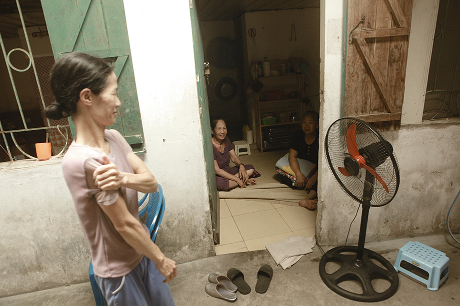 “Hoàn cảnh hai vợ chồng như vậy chúng tôi thương lắm, nhiều lúc Trang đi vắng chúng tôi sang giúp đỡ Trung sinh hoạt”, bà Nguyễn Thị Giàu (62 tuổi, quê An Giang, ở phòng trọ kế bên) nói.