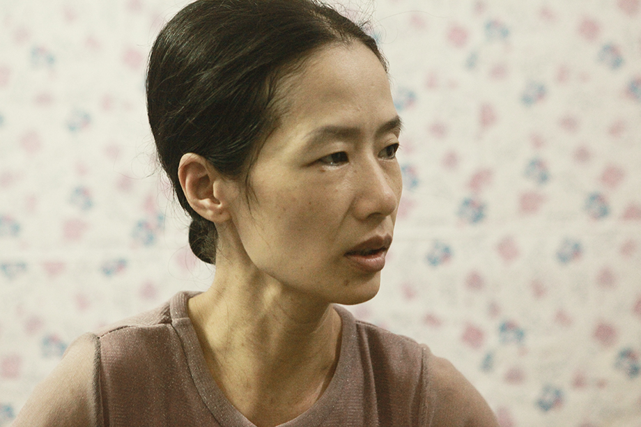 Mắt ngấn lệ, chị Trang mong muốn thời gian tới có điều kiện đưa chống tới bệnh viện lớn điều trị để anh được đi tập tễnh hay nói được đôi ba câu. “Vợ chồng tôi sinh chỉ chênh nhau đúng một giờ, nếu anh ấy sinh chậm khoảng 1 giờ đồng hồ nữa thì chúng tôi sẽ sinh cùng giờ, cùng tháng và cùng năm”, chị Trang tiết lộ.