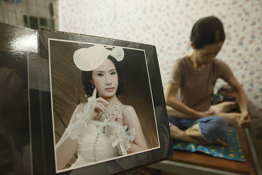 Xúc động người phụ nữ đẹp chăm chồng như chăm em bé suốt 10 năm - 13