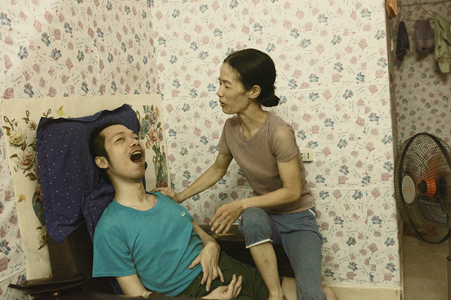 Tuy khó khăn, có những lúc chị phải vừa bón vừa dụ chồng ăn nhưng anh không ăn khiến chị phát khóc. Nhưng có những lúc cả hai nở nụ cười tình tứ với nhau khi nghe những bản nhạc trữ tình. Hiện tại, vợ chồng anh chị chưa có con.