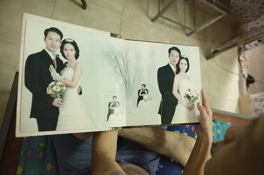 Mỗi lần có khách, chị Trang lại mang album cưới ra khoe về cái thời mà hai anh chị đẹp nhất.