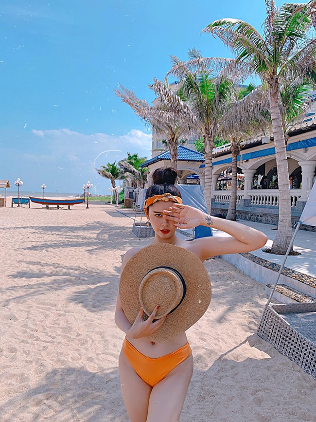 Úp úp mở mở, Trương Quỳnh Anh còn khiến nhiều người lầm tưởng cô bán nude giữa biển.