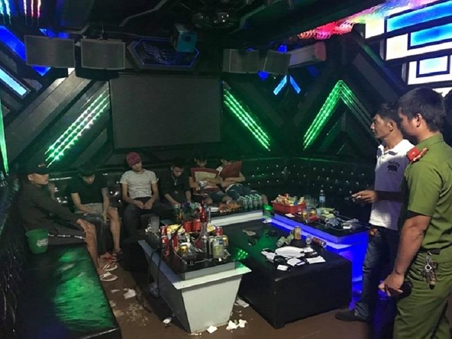 Lực lượng công an kiểm tra tại các phòng&nbsp;karaoke.&nbsp;