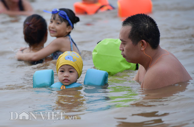 Trong số những người tắm sông ấy, có gia đình còn đưa cả con nhỏ, chừng 3 hoặc 4 tuổi ra sông để tập bơi.