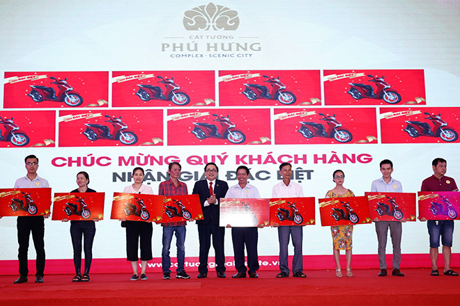 Các khách hàng may mắn trong chương trình rút thăm trúng thưởng tại sự kiện