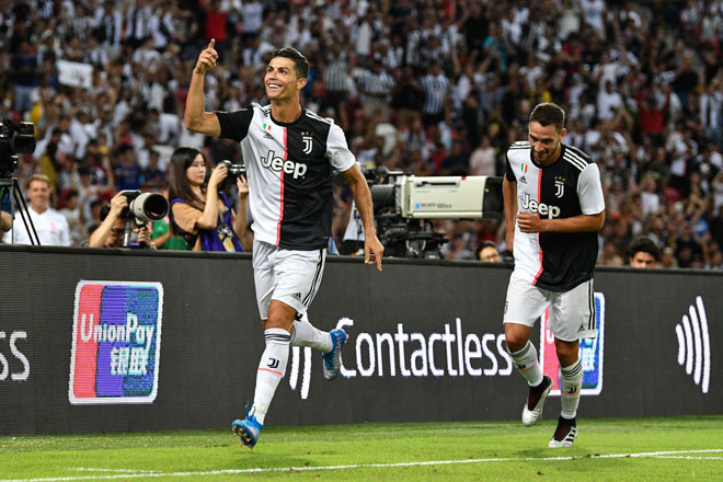Ronaldo ăn mừng bàn thắng trong trận đấu với Tottenham