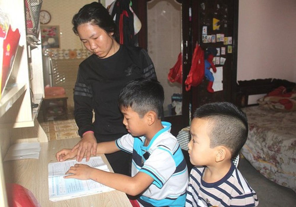 Chị Duyến gắng gượng thay chồng trở thành chỗ dựa cho mẹ già mang trọng bệnh và hai con nhỏ