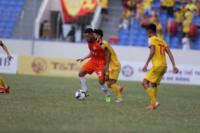 Chủ nhà Đà Nẵng (áo cam) giành chiến thắng 2-0