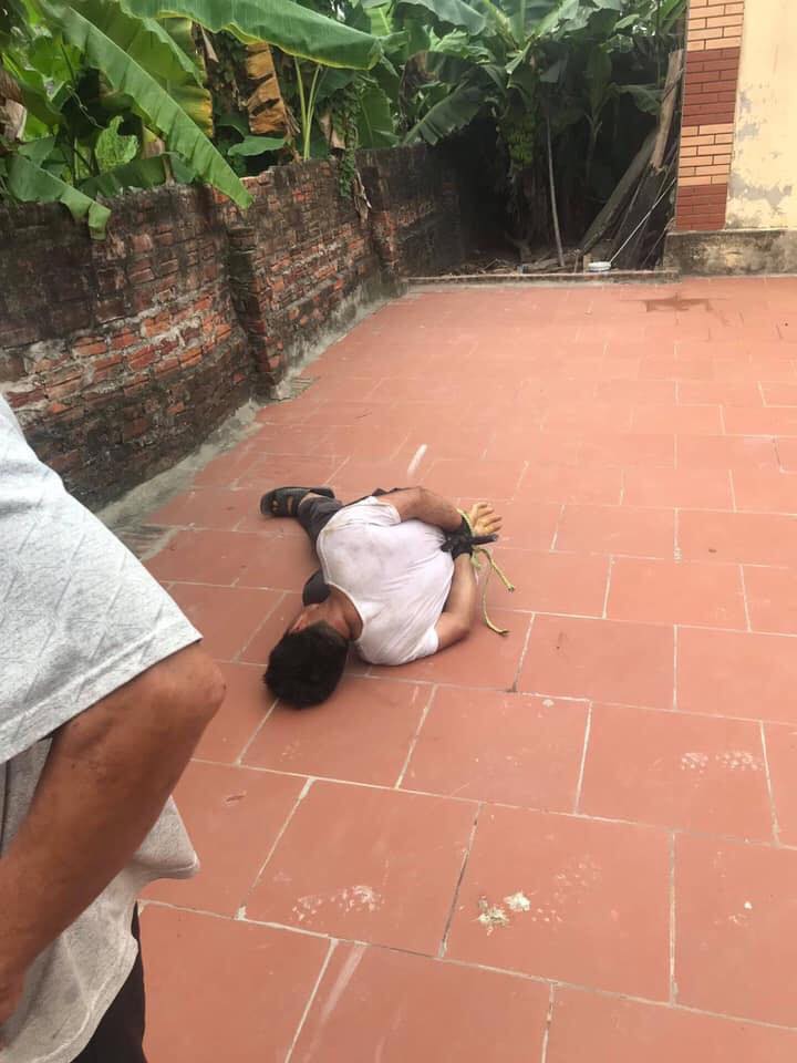 Đối tượng đột nhập vào nhà sàm sỡ bé gái bị người dân khống chế.