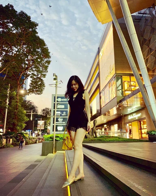 Dù đã một lần vượt cạn nhưng vợ Tuấn
Tú vẫn giữ được vóc dáng thon gọn đáng mơ ước. Không những thế, gu
thời trang của Thanh Huyền cũng ngày càng thay đổi theo hướng lịch
sự, kín đáo nhưng không kém phần quyễn rũ, sang trọng.