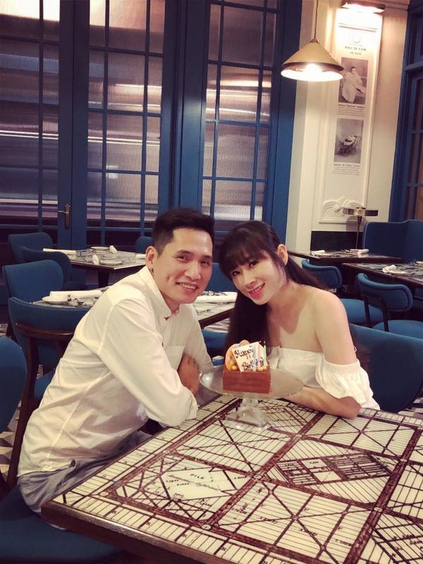 Ngoài đời, Quốc Khánh đã có gia đình
hạnh phúc và 2 cô công chúa nhỏ. Đặc biệt, anh sống khá kín đáo và
rất ít khi chia sẻ ảnh về đời tư lên trang cá nhân.