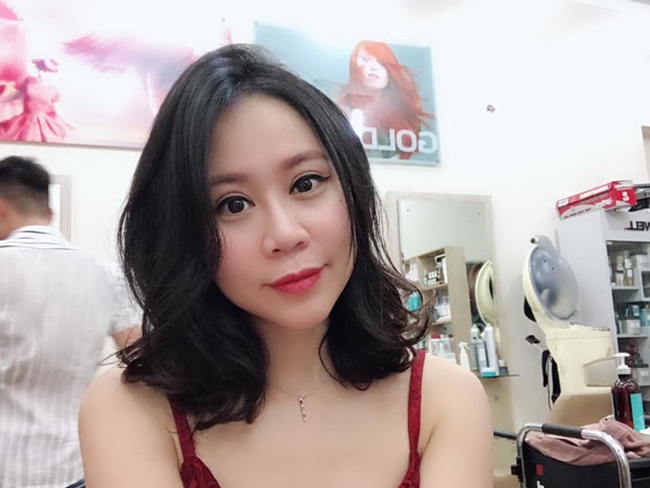 Thế nhưng sau 7 năm, bà xã nam MC
kiêm diễn viên sinh năm 1984 lột xác đầy ngỡ ngàng. Hình ảnh hiện
tại của Thanh Huyền nhận được vô số lời khen ngợi về nhan sắc.