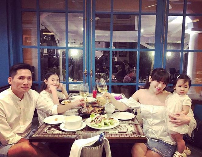 Không chỉ riêng MC Tuấn Tú, BTV Quốc
Khánh cũng là một trong những người nhận được nhiều quan tâm từ
khán giả. Là gương mặt quen thuộc với khán giả VTV qua các chương
trình như Chuyển động 24h, Thể thao 24/7, BTV Quốc Khánh còn đảm
nhận vai trò dẫn dắt các chương trình bình luận bóng đá.