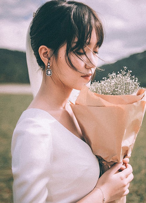 Nam MC điển trai Trần Ngọc hết lòng
yêu thương vợ: "Khi có con, chúng tôi sẽ ở cùng bố mẹ để có thể nhờ
ông bà chăm sóc em bé. Cũng may, trong 3 tháng đầu vợ tôi không bị
nghén hay ốm nhiều. Cô ấy chỉ có sự thay đổi về mặt cảm xúc. Đôi
khi, vợ tôi nhạy cảm, dễ vui dễ buồn hơn. Nhưng điều đó, tôi có thể
chiều cô ấy được. Tôi chỉ cần hai mẹ con khỏe mạnh là hạnh phúc
nhất rồi".