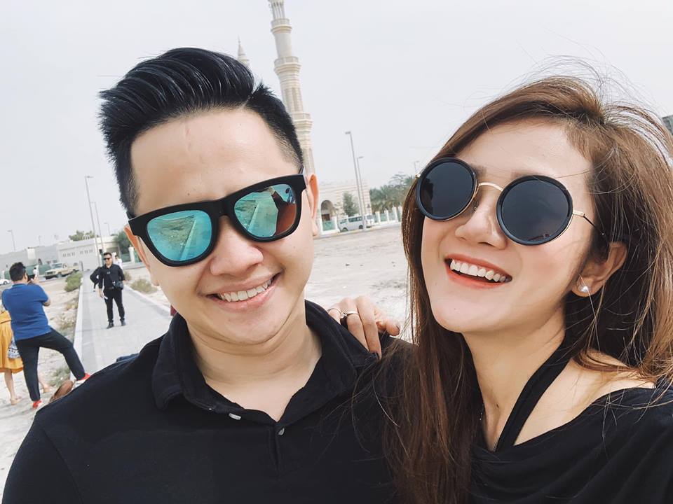 Với những khán giả của VTV có lẽ
không còn xa lạ với cái tên Hoàng Quân trong chương trình Cà phê
sáng. Hồi tháng 3 vừa qua, MC Hoàng Quân đã chính thức lập gia đình
với cô nàng xinh đẹp khá nổi tiếng trên YouTube - Ngô Hải Yến.