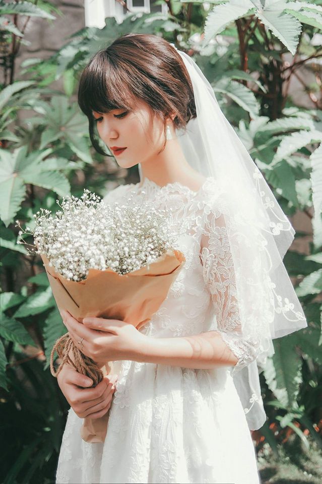 Mai Phương sở hữu vẻ đẹp khoẻ khoắn,
năng động nhưng vẫn nữ tính, quyến rũ. Trước khi làm nhiếp ảnh gia,
cô nàng cũng từng làm mẫu ảnh cho nhiều tạp chí. Trên MXH, Mai
Phương có lượt theo dõi đông đảo không kém gì các hot girl.