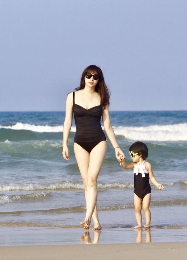 Ngoài công việc ở đài truyền hình cô
còn kinh doanh riêng nhưng vẫn chăm sóc chu toàn cho tổ ấm nhỏ để
làm hậu phương vững chắc cho chồng.