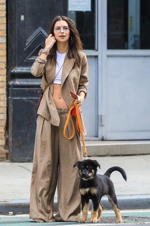 5 cách nữ tính hóa blazer dáng rộng như đàn ông của siêu mẫu Emily Ratajkowski - 5