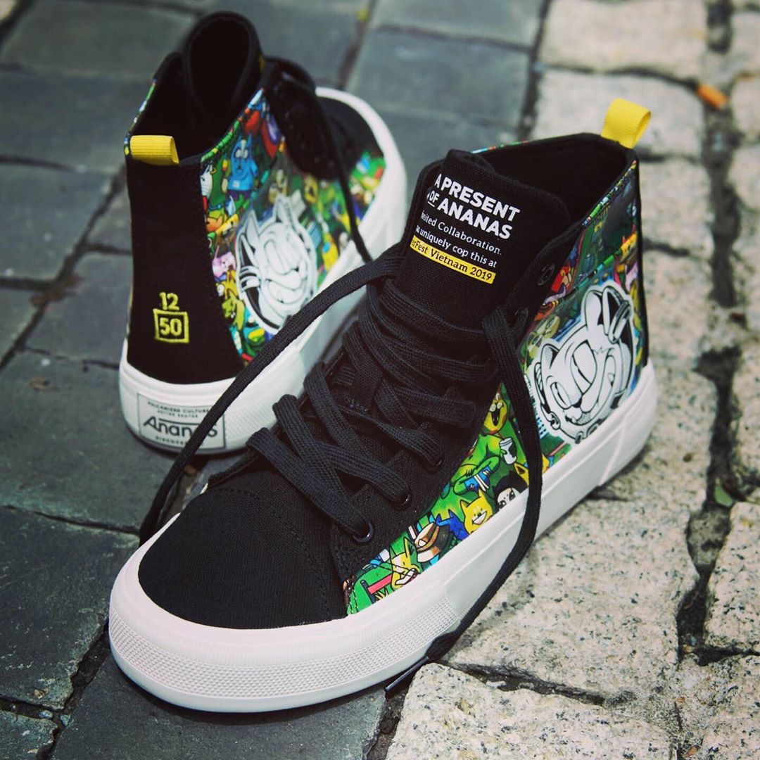 Những đôi giày ấn tượng được trưng bày trong tủ kính tại Sneaker Fest Việt Nam 2019.