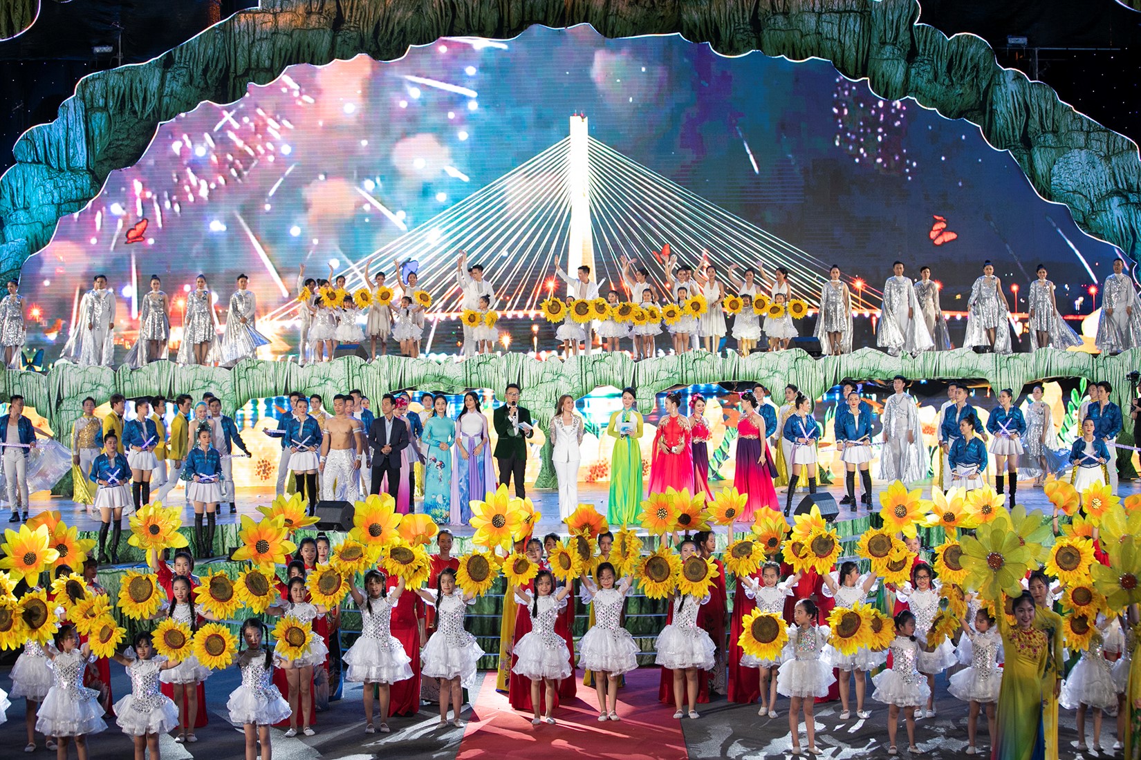 Sân khấu hoành tráng nhất năm 2019 tại quảng trường biển Bảo Ninh.