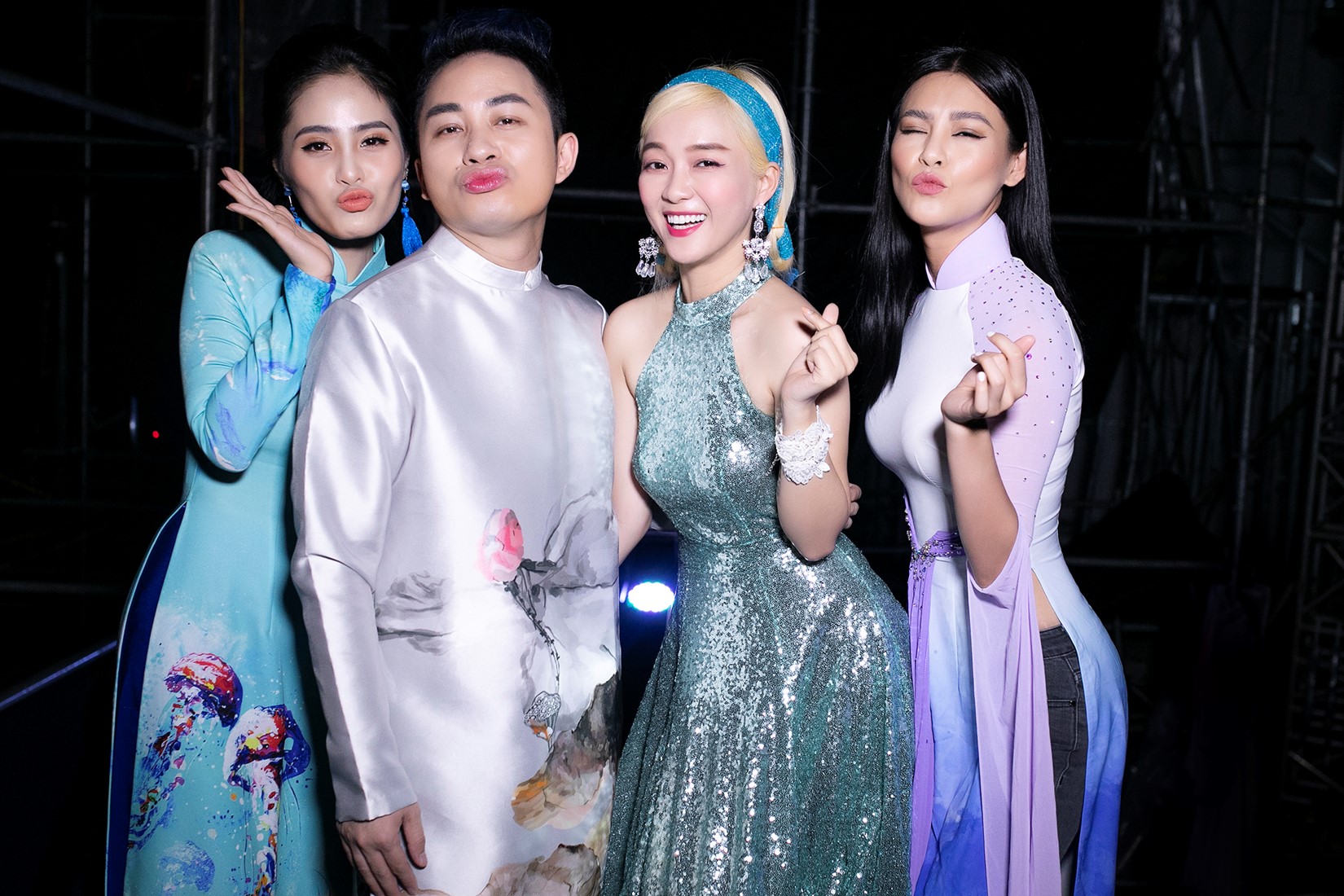 Các nghệ sĩ tạo dáng nhắng nhít sau hậu trường.