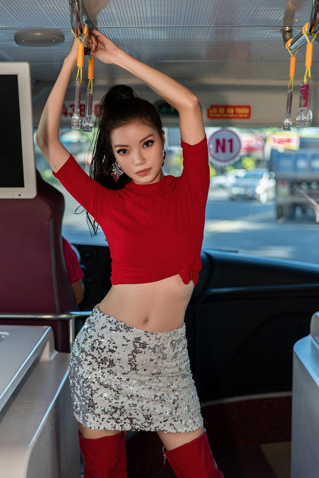 Thí sinh Miss World Việt Nam thả dáng trên xe bus ấn tượng như chụp hình tạp chí thời trang.