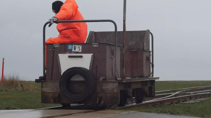 Toa xe không mui là phương tiện di chuyển trên đảo. Ảnh: BBC