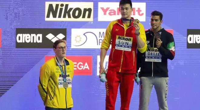 Horton (trái) từ chối đứng chung bục nhận huy chương với Sun Yang (đỏ)