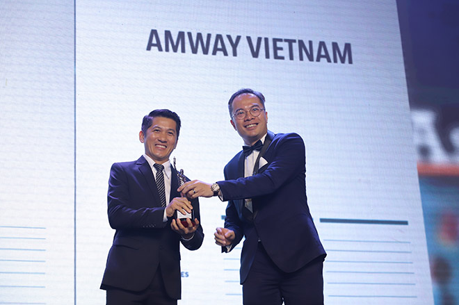 Ông Huỳnh Thiên Triều – Giám đốc Điều hành Amway Việt Nam nhận giải thưởng Nơi làm việc tốt nhất Châu Á 2019 do HR Asia, tạp chí nhân sự hàng đầu Châu Á trao tặng.