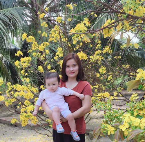 Sinh xong, chị Bắc dùng CumarGold Gel để chăm sóc làn da mà không lo ảnh hưởng đến con