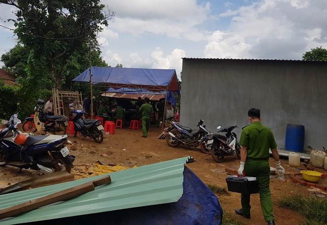 Cơ quan điều tra khám nghiệm hiện trường. Ảnh: MINH NGỌC