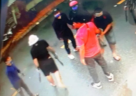 Tân móp dẫn đàn em đi truy sát chủ tiệm cầm đồ và ngang nhiên nổ súng quân dụng