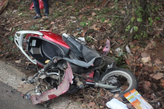 Chiếc xe máy của nạn nhân bị tông nát bét