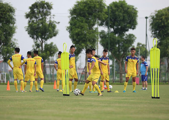 Buổi tập đầu tiên của U23 Việt Nam được diễn ra trong buổi chiều mát và có gió khá lớn