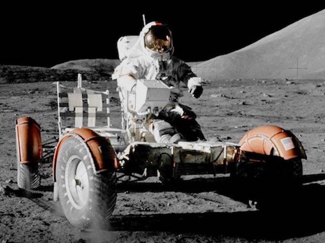 Công nghệ thông tin - Chiếc xe ô tô đầu tiên chạy trên Mặt Trăng có gì đặc biệt, khác với “siêu xe” hiện nay?