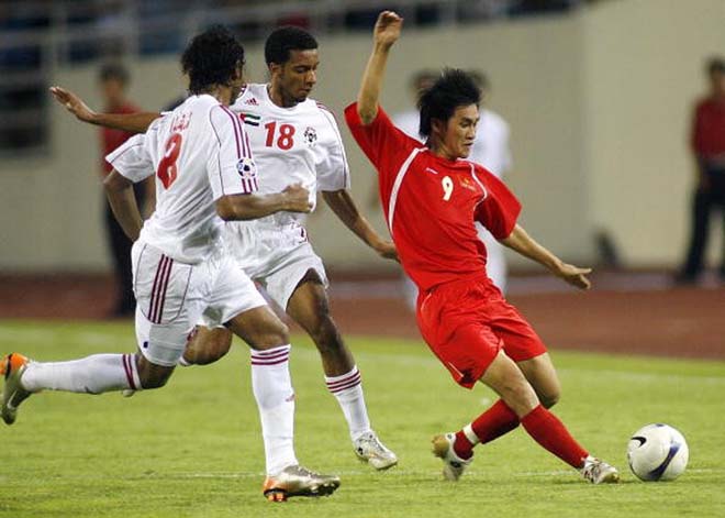 ĐT Việt Nam (áo đỏ) từng đánh bại UAE