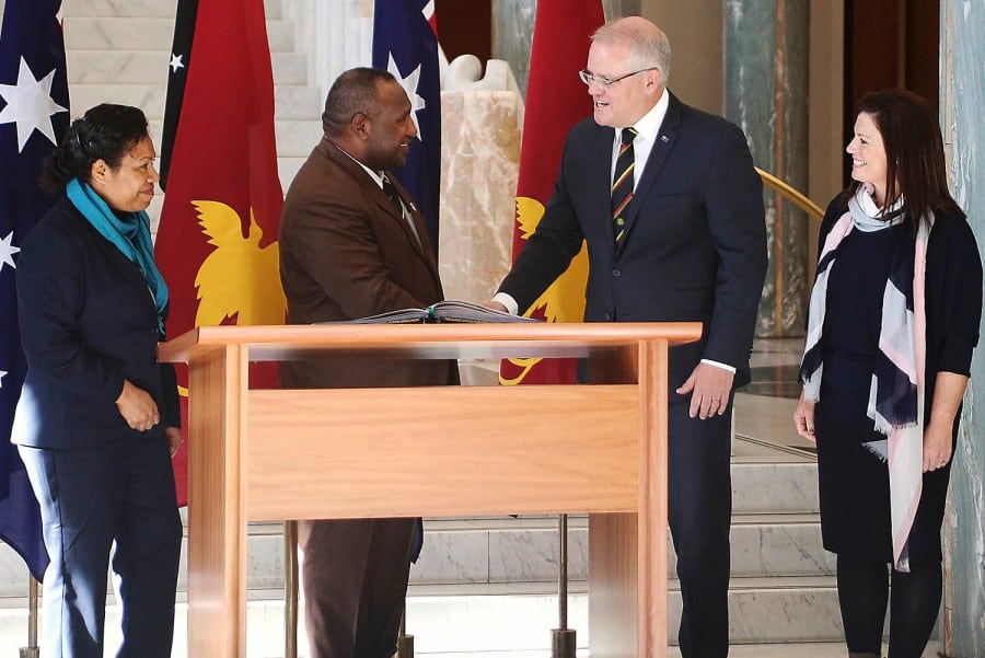 Thủ tướng Papua New Guinea (trái) bắt tay Thủ tướng Úc Scott Morrison. Ảnh: AP