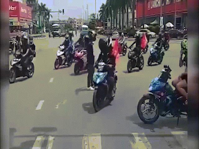 Bạn trẻ - Cuộc sống - Chặn đường cho nhóm phượt di chuyển, thành viên đoàn xe nói gì?