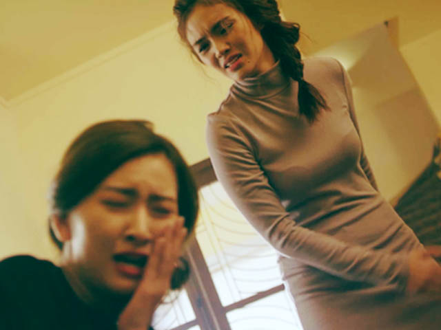 Cô gái từng tát Angela Phương Trinh 13 năm trước nay lại tát bạn diễn tới tấp