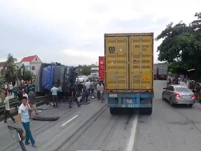 Kinh hoàng: Xe tải lật gần hiện trường TNGT, ít nhất 5 người tử vong