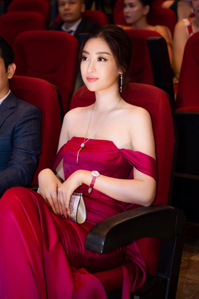 Nhan sắc thăng hạng, gu thời trang ngày càng gợi cảm của Đỗ Mỹ Linh.