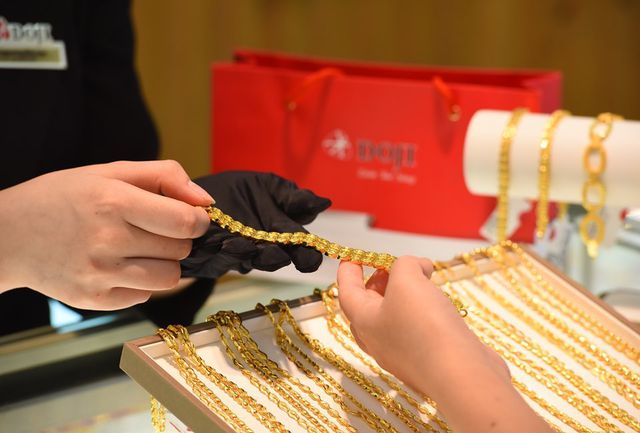 Giá vàng đang trở nên khó đoán khi có nhiều thông tin trái ngược nhau về việc hạ lãi suất của Cục Dữ trữ Liên bang Mỹ (Fed).