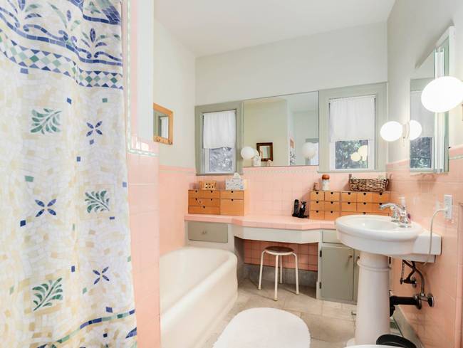 Phòng tắm với những viên gạch ốp màu hồng được cho là có từ những năm 1920.