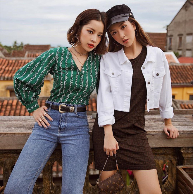 Em thì váy áo điệu đà, chị thì cá tính thời thượng - Cả hai thi thoảng cũng "đổi vai" cho nhau thế này.