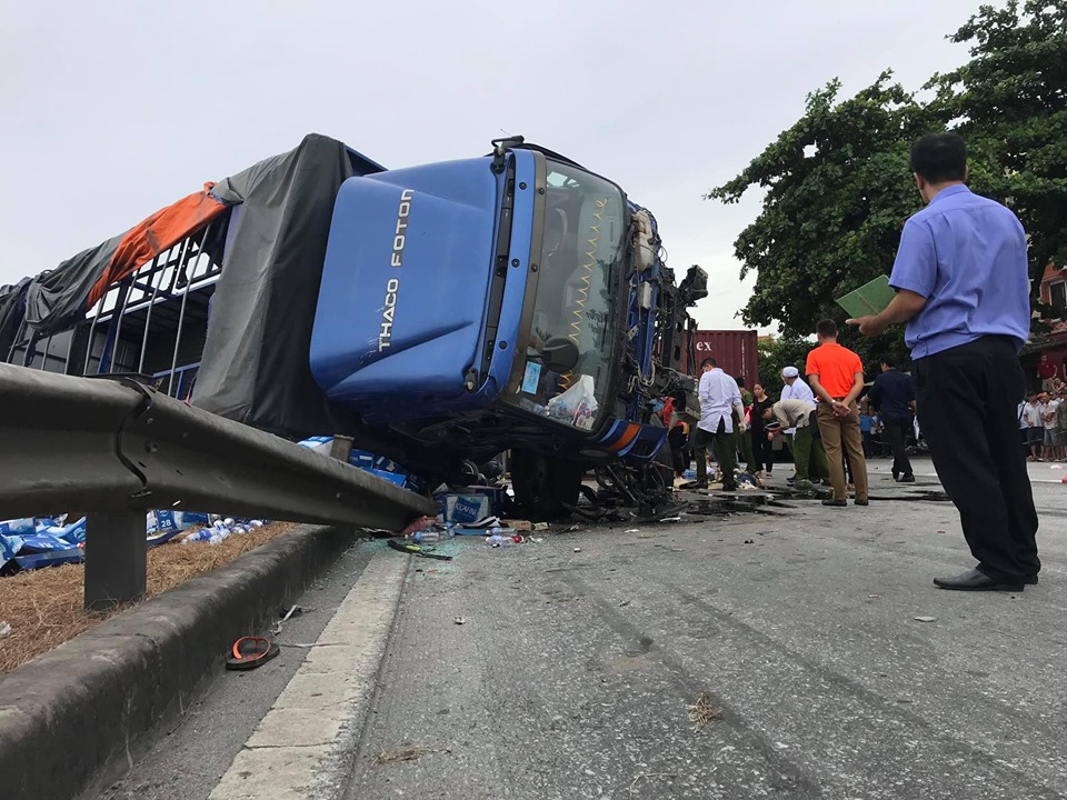 Chiếc xe tải&nbsp;chở nước uống đâm vào đoàn người.&nbsp;Sau vụ việc, xe tải lật nghiêng, nước đổ ra đường quốc lộ